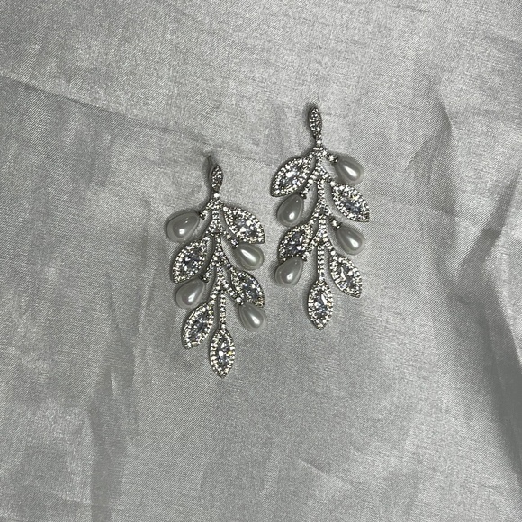 Rhinestone and pearl drop earrings - Picture 1 of 1